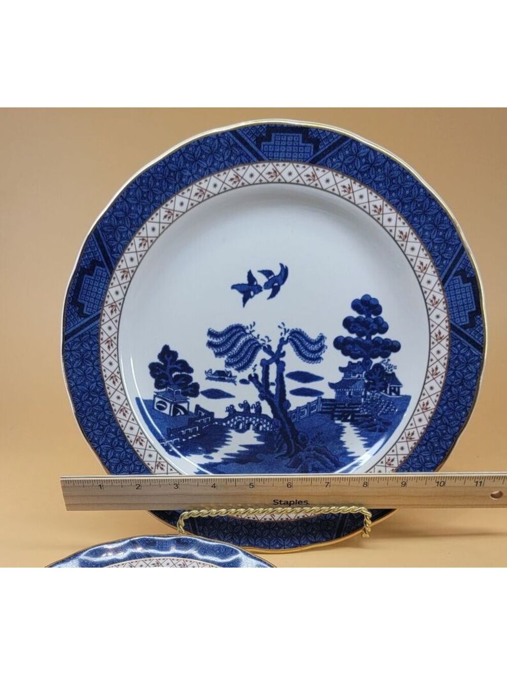 Blue Willow decorative plate Made in ENGLAND